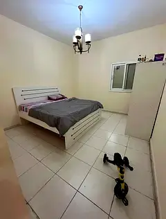 SHARING FAMILY ROOM FOR RENT SPACIOUS HALL
