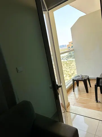 استوديو جاهز للسكن مع شرفة وموقف سيارات