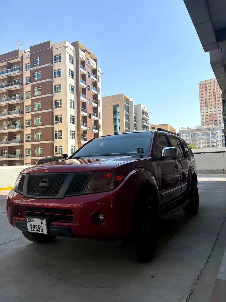 Nissan Pathfinder 2012 — photo 1 of 11