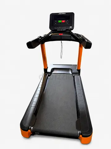 Life Fitness Integrity Series Treadmill (C Console) | بحالة ممتازة مشايه تعمر معاك ( offer)