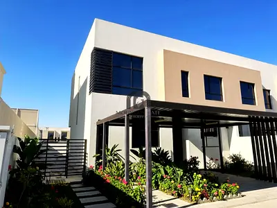 Corner Unit| Spacious| No Service charge| Vacant