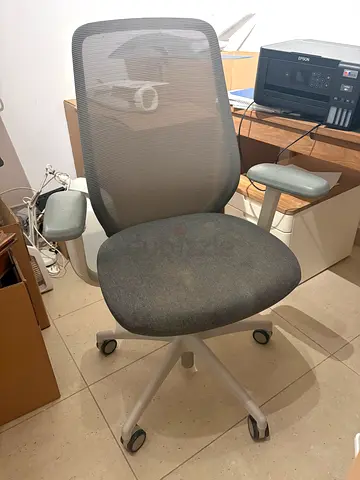Ergonomic mesh office chair with armrests - good condition