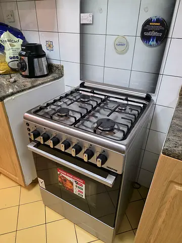 Used freestanding gas stove/oven in good working condition