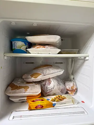 White Samsung Top-Freezer Refrigerator — Good Working Condition