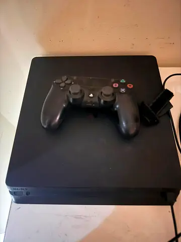 PS4 Slim 1TB – Excellent Condition + $% of War (2018) disc Included