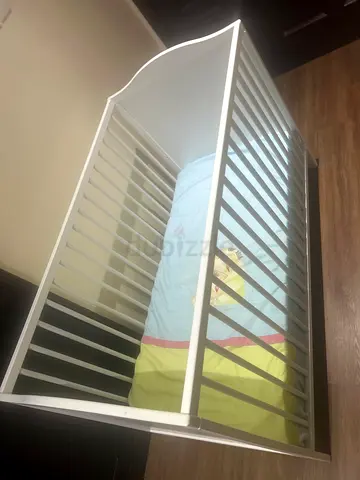 White Wooden Baby Crib in Good Condition (Single Mattress Included)