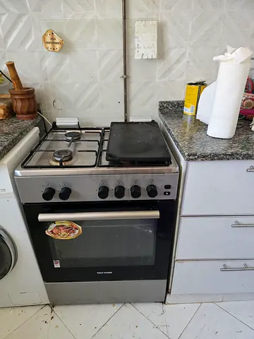 Used gas cooker with oven - good working condition