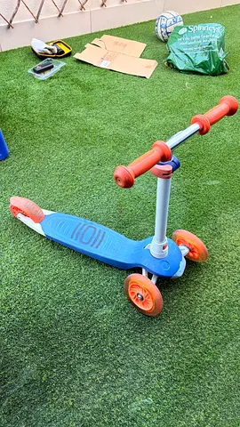 Kids three-wheel scooter - 2 colors available