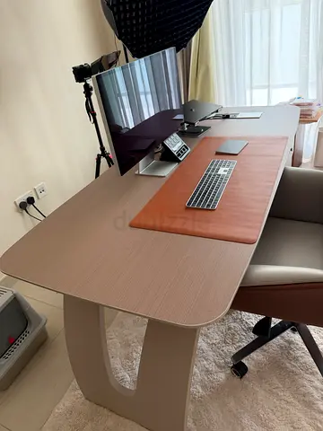 Modern desk in good condition 180x80