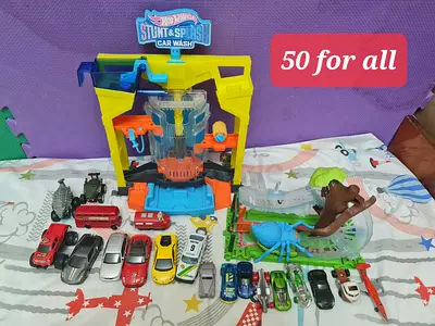 Hotwheels garage and metal car toys