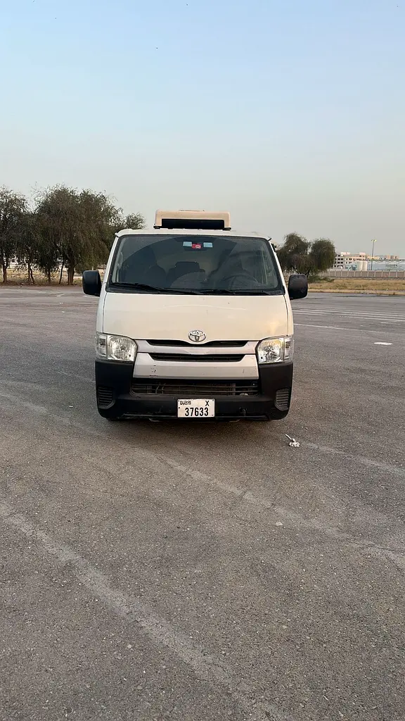 Toyota Hiace 2017 — photo 1 of 5