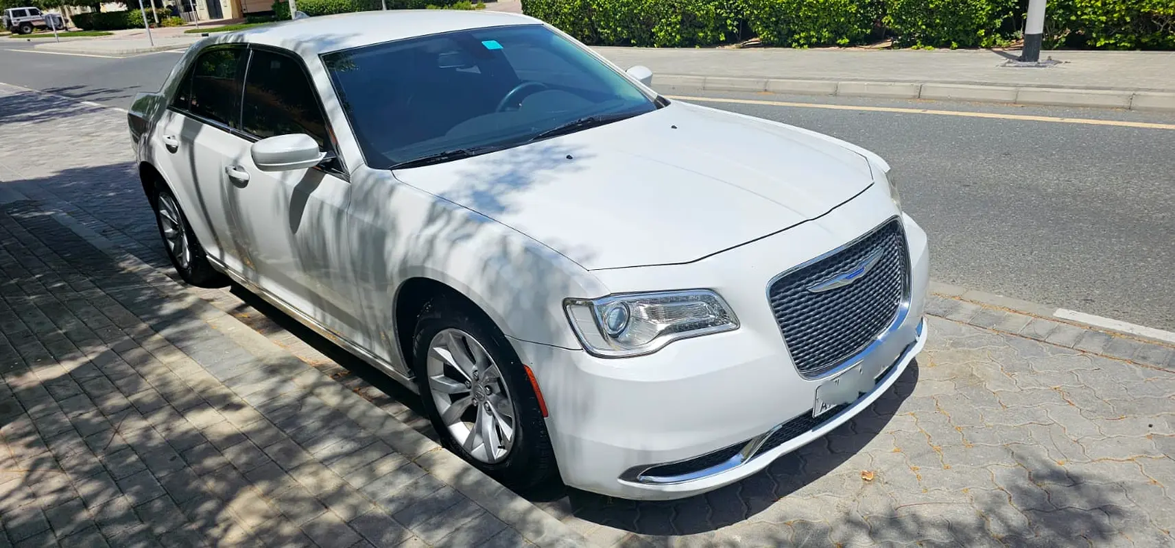 Chrysler 300 2018 — photo 1 of 9