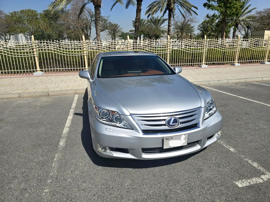 Lexus LS-Series 2010 — photo 1 of 7