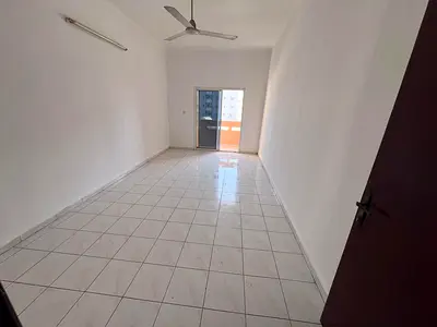 شقة غرفة وصالة بمساحة واسعة في موقع استراتيجي مميز، ثاني صف من كورنيش عجمان، وقريبة جداً من البحر، مما يوفر أجواء هادئة ومريحة للسكن العائلي.
