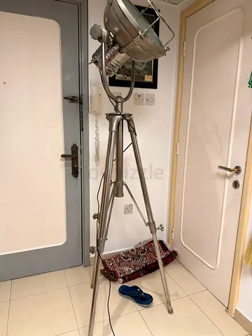 Heavy-duty studio spotlight with adjustable tripod stand
