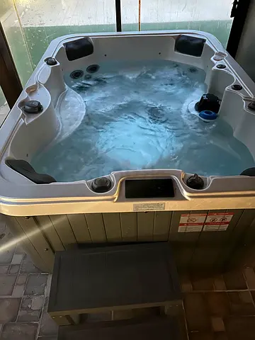 Used 4-6 Seater Outdoor Jacuzzi / Hot Tub in Good Working Condition