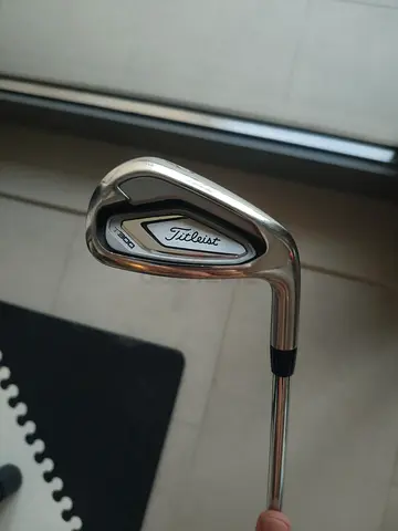 Titleist t300 iron 9 Used right-handed golf iron - good condition