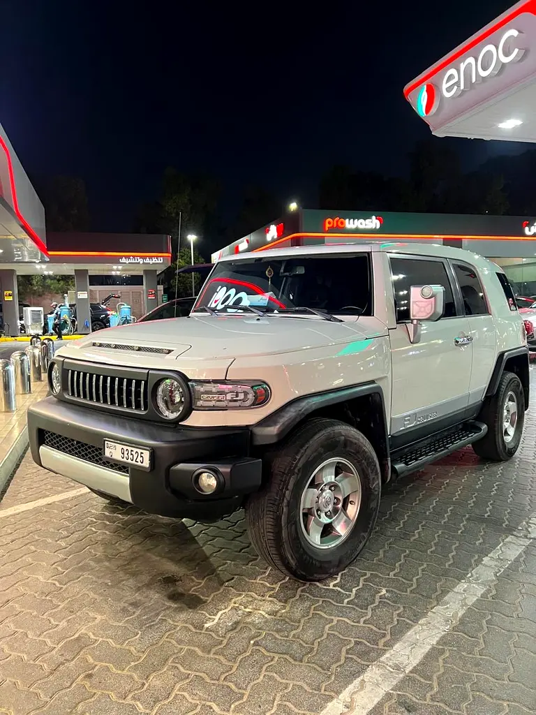 Toyota FJ Cruiser 2010 — photo 1 of 6