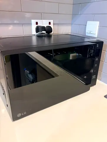 Microwave LG 20Lts excellent condition 100 aed final price
