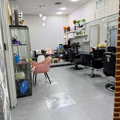 Salon styling chairs and mirrors - full setup