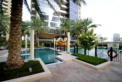 BRIGHT & AIRY | DOWNTOWN LIVING | MODERN LAYOUT