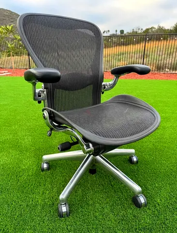 Selling herman miller Aeron chair.size B