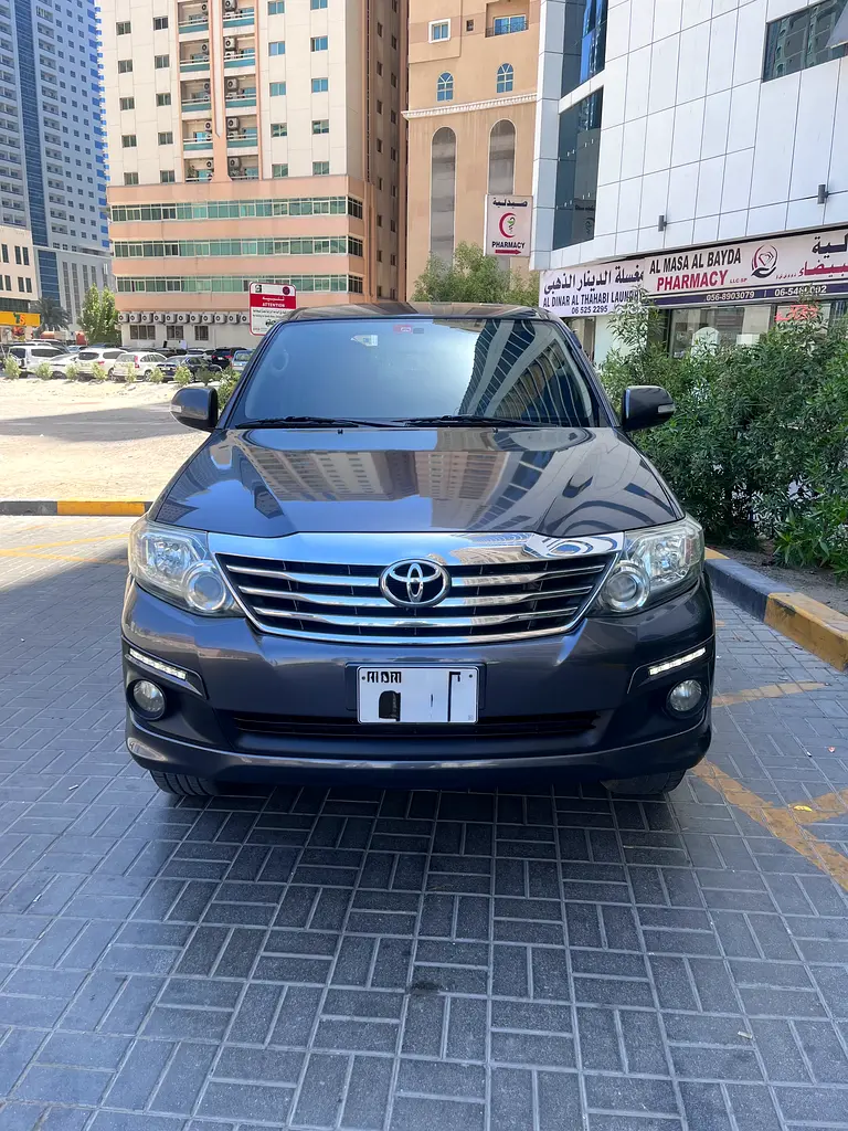 Toyota Fortuner 2015 — photo 1 of 14