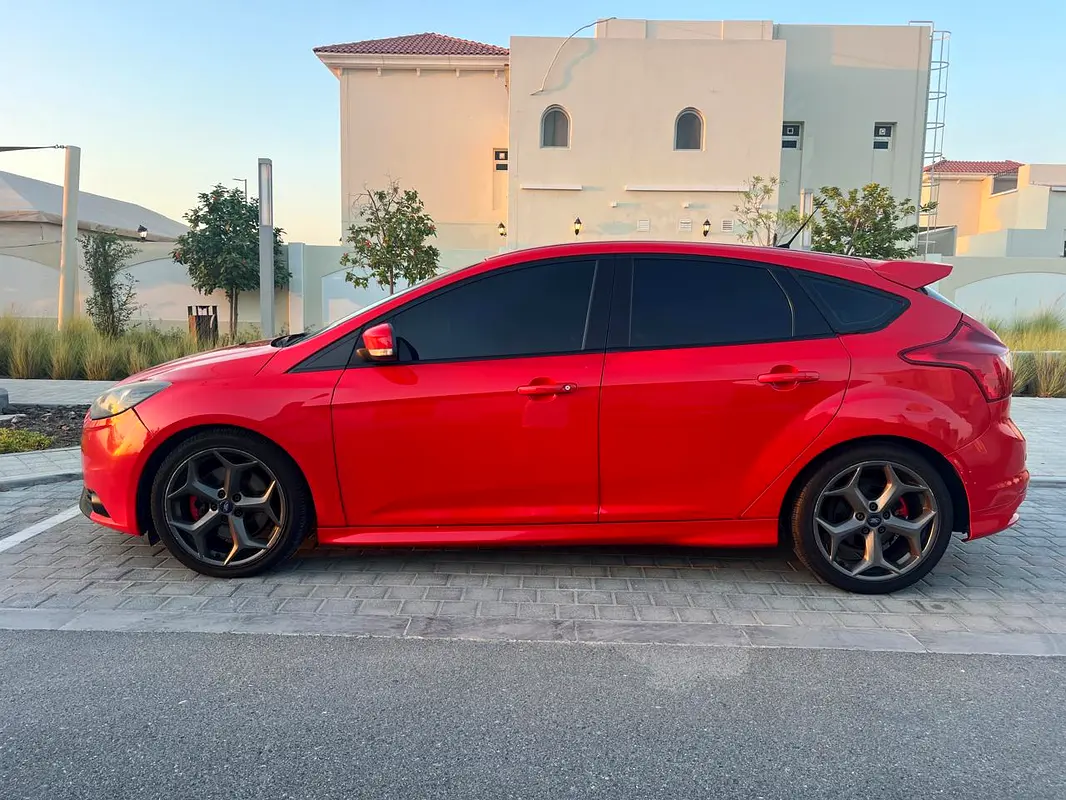 Ford Focus 2014 — photo 1 of 9