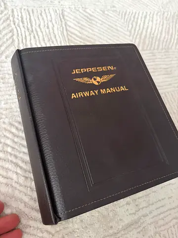 Jeppesen Airway Manual バインダー付 Classifieds: Jeppesen Airway Manual - Pilot Reference (Hardcover