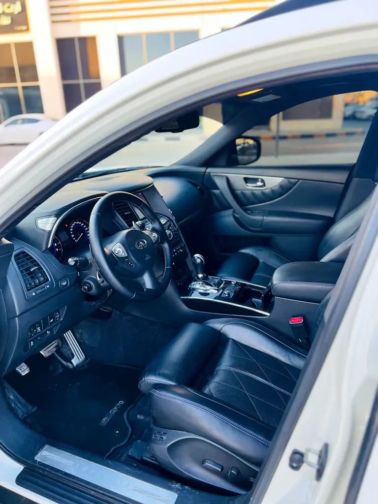 Infiniti QX70 2016 — photo 1 of 7