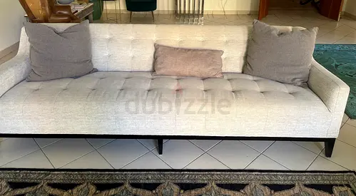 Light grey 3-seater tufted sofa with cushions