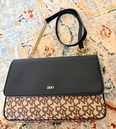 Authentic dkny crossbody hand bag excellent condition