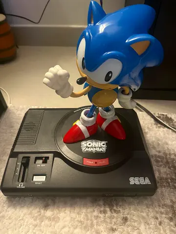 SEGA Mega Drive / Genesis Sonic the Hedgehog  console  - collectible figure