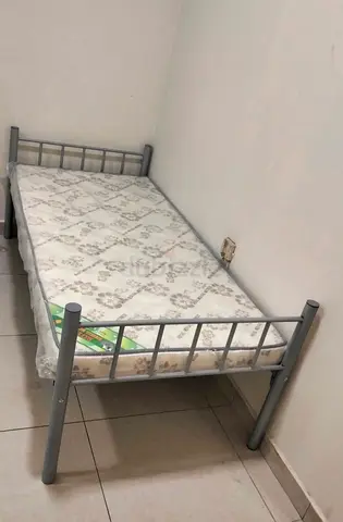 Single metal frame bed with mattress - good condition