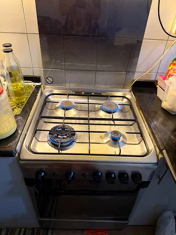 Stainless steel 4-burner freestanding gas stove with oven - used