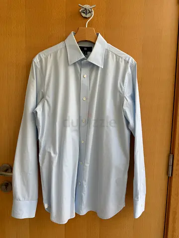 Light blue long-sleeve mens dress shirt - Size M. Banana Republic