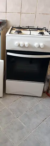 Used freestanding gas oven with 4 burners - good working condition