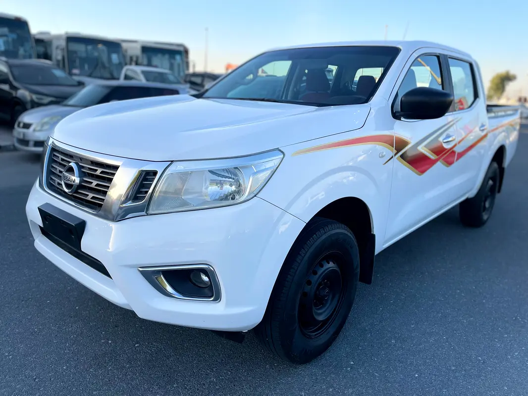 Nissan Navara 2020 — photo 1 of 16