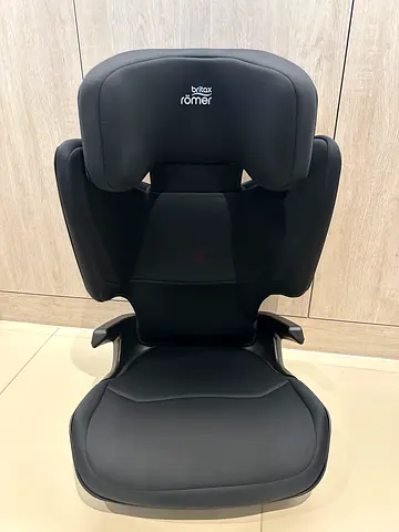 Black ergonomic car seat Britax. Excellent condition.