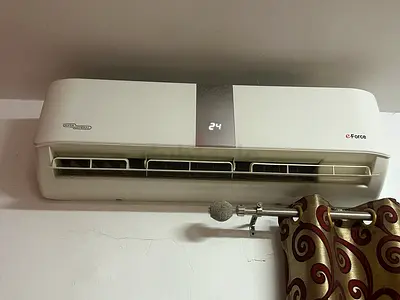 Used wall-mounted split air conditioner (working) digital display