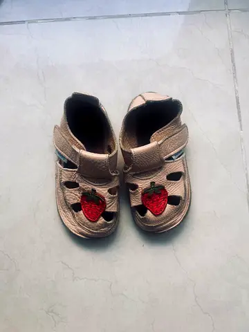 Dodo barefoot leather sandals with strawberry patch - size 23
