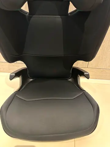 Black ergonomic car seat Britax. Excellent condition.