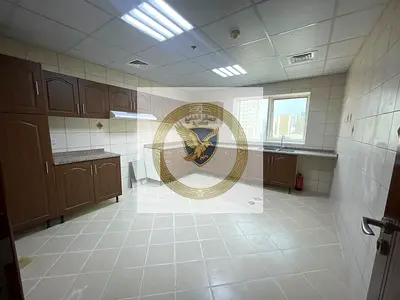اول ساكن غرفتين  وصالة ماستر بتكييف وباركن مجانا ومطبخ كبير وموزع بين الغرف في أجمل أبراج الشارقة شامل جميع الخدمات بتشطيب حديثة ومساحات واسعة.