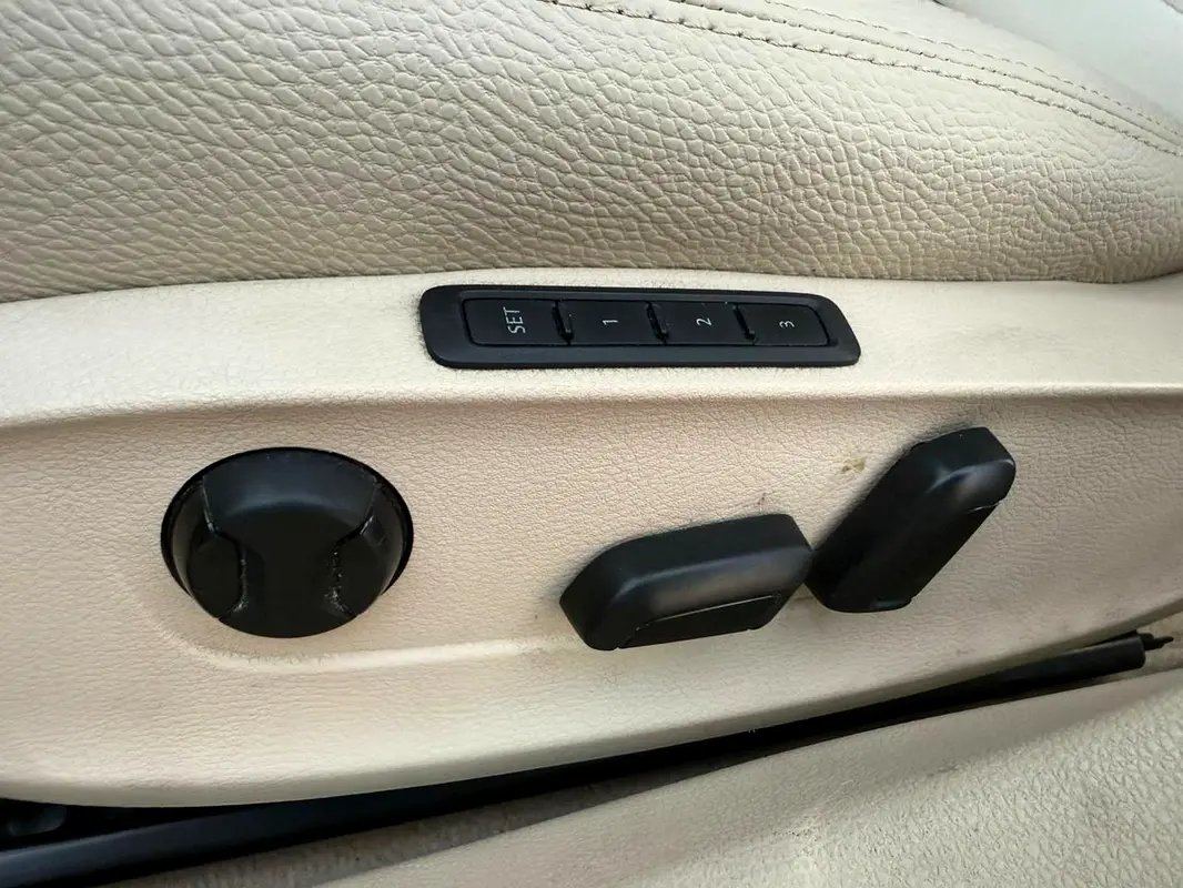 Volkswagen Passat 2012 — photo 1 of 11