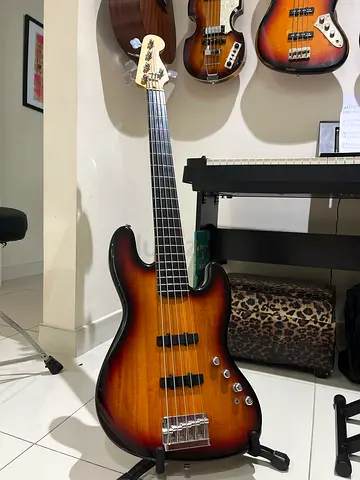 Electric bass 5 strings Squire Jazz bass