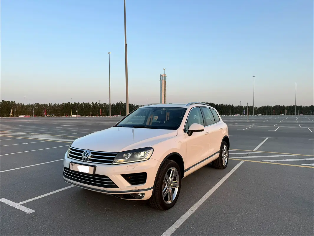 Volkswagen Touareg 2015 — photo 1 of 13