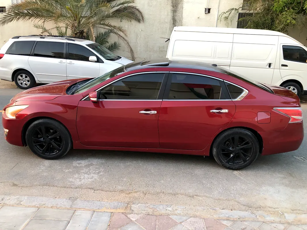 Nissan Altima 2014 — photo 1 of 13
