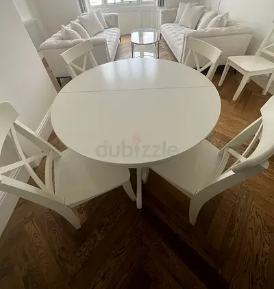 White round extendable dining table with 4 chairs