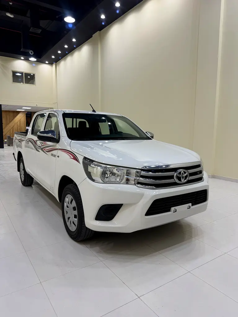 Toyota Hilux 2022 — photo 1 of 9