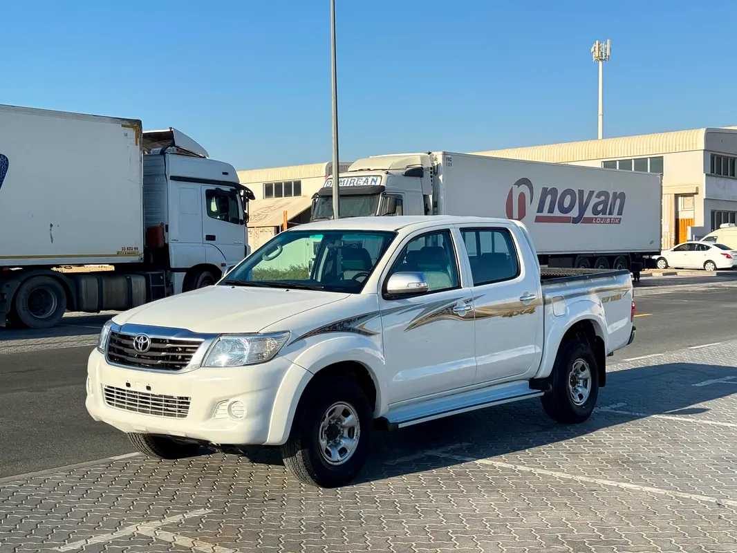 Toyota Hilux 2015 — photo 1 of 14